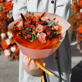 Букет "Инесса" из кустовых роз, гиперикума и диантусов в Павловском Посаде