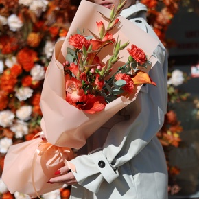 Букет "На закате дня" из гладиолусов, калл, гиперикума и диантусов в Павловском Посаде