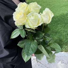 Букет из 5 белых роз (70 см) в Павловском Посаде