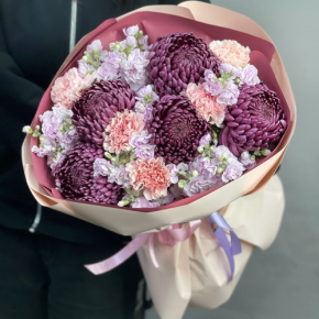 Букет "Софи" из хризантем Бигоуди, диантусов и ароматных маттиол в Павловском Посаде