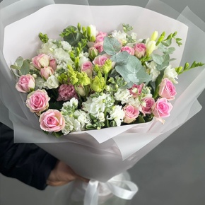 Букет "Особый случай " из ароматных маттиол, фрезий и кустовых роз в Павловском Посаде