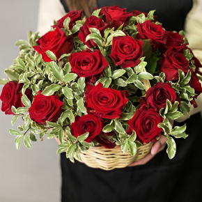 Композиция в корзине "Евгения" из 25 роз и питаспорума в Павловском Посаде