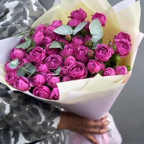 Букет "Малиновый бисквит" из кустовых и пионовидных роз и эвкалипта в Павловском Посаде