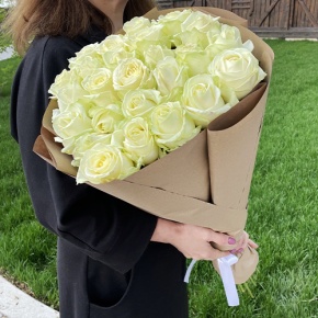 Букет из 25 белых роз в крафте (70 см) в Павловском Посаде