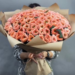 Букет "Персик" из 101 махровой розы Риджентс парк (60 см) в Павловском Посаде