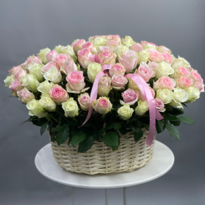Композиция в корзине из 101 кенийской розы пастельный микс (40 см) в Павловском Посаде