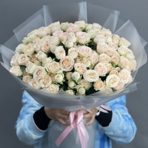 Букет из 35 кремовых кустовых роз (50 см) в Павловском Посаде