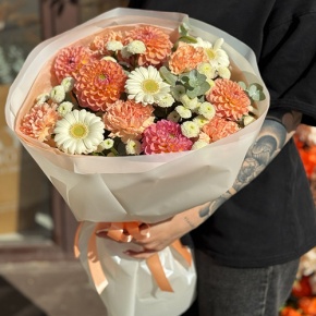 Букет "Персиковый латте" из георгин, диантусов, гербер и хризантем сантини в Павловском Посаде