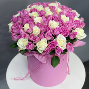 Композиция в шляпной коробке из 151 розы кения микс в Павловском Посаде