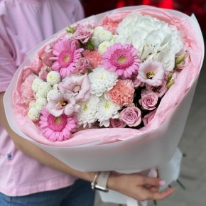 Букет "Розовые облака" из хризантемы, кустовых роз, диантусов, гортензии и эустом в Павловском Посаде