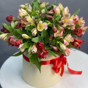 Композиция в шляпной коробке из 21 альстромерии в Павловском Посаде