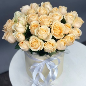 Композиция в шляпной коробке из 35 кремовых кенийских роз в Павловском Посаде