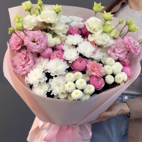 Букет "Задыхаюсь от нежности" из хризантемы, кустовых пионовидных роз, диантусов и эустом в Павловском Посаде