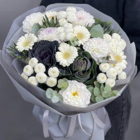 Букет "Белоснежная нежность" из георгин, брассики, хризантем Ньютон, эрингиума и гербер в Павловском Посаде