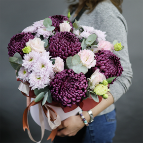 Композиция в шляпной коробке "Наденька" из хризантем Бигоуди, эустом и эвкалипта в Павловском Посаде