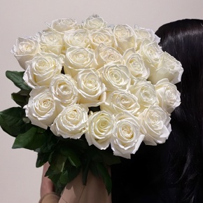 Монобукет из 25 белоснежных роз Эквадор Плая Бланка (60 см) в Павловском Посаде
