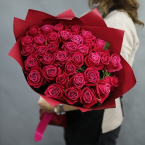 Букет из 35 малиновых роз Шангрила (50 см) в Павловском Посаде