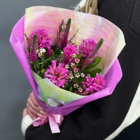 Букет "Вспышка" из гиацинтов, хамелациума и вероники в Павловском Посаде