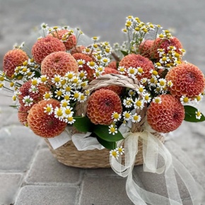 Композиция в сумке "Персиковый чиз" из георгин и ромашек в Павловском Посаде