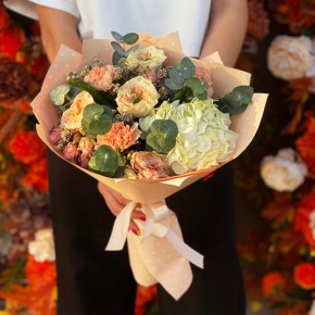 Букет "Сливочный крем" из гортензии, пионовидных роз, диантусов и серрурии в Павловском Посаде