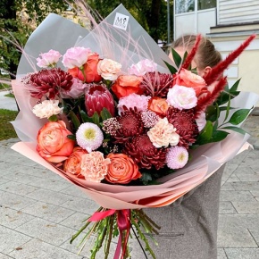 Букет "Каркаде" из хризантем Бигоуди и Момоко, роз Эквадор Кахала, озатамнуса,  эустом, протеи, и диантусов в Павловском Посаде
