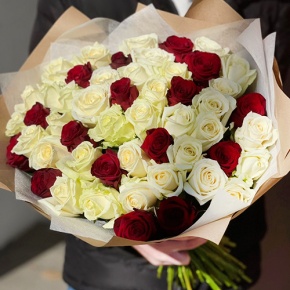 Букет 51 белая и красная роза (50 см) в Павловском Посаде