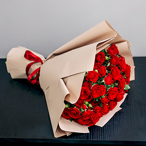 Букет 15 кустовых красных роз в Павловском Посаде