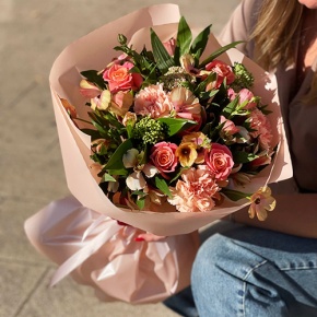 Букет "Каталина" из роз, диантусов, альстромерий, скиммии и кустовых ранункулюсов в Павловском Посаде
