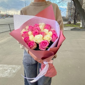 Букет из 25 розовых и белых роз (50 см) в Павловском Посаде
