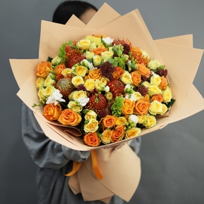 Букет "Осенние грёзы" из лейко, роз, фрезий, скиммии, молюцеллы и лейко в Павловском Посаде