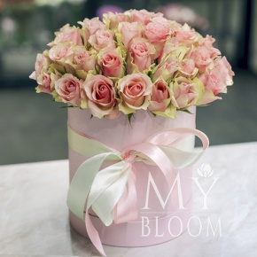 Композиция в шляпной коробке из 51 кремовой кенийской розы в Павловском Посаде