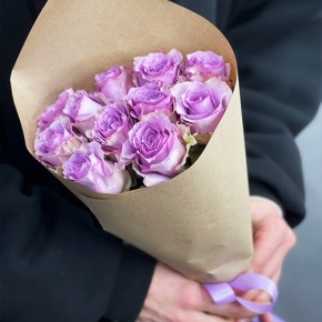 Букет из 11 лиловых роз в крафте (40 см) в Павловском Посаде