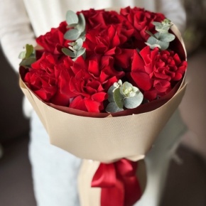 Букет "Красная пантера" из 7 роз Эквадор и эвкалипта в Павловском Посаде