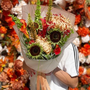 Букет "Фиеста" из подсолнуха экзотик, калины, хризантем Виена, калл, моллюцелл и эремуруса в Павловском Посаде