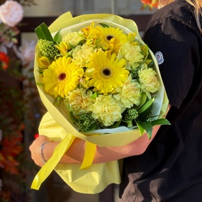 Букет "Солнечная пора" из гербер, альстромерий, скиммии и диантусов в Павловском Посаде