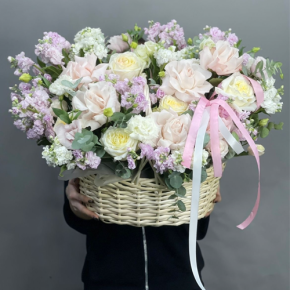 Композиция в корзине из роз Эквадор и ароматных маттиол в Павловском Посаде