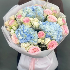 Букет "Легкий ветерок" из роз, конифера и гортензий в Павловском Посаде