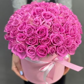 Композиция в шляпной коробке из 71 кенийской розы в Павловском Посаде