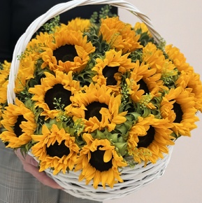 Композиция в корзине из 29 подсолнухов в Павловском Посаде