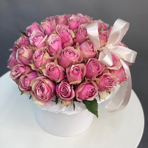 Композиция в шляпной коробке из 43 роз в Павловском Посаде
