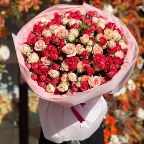 Букет из 35 кустовых роз микс (50 см) в Павловском Посаде