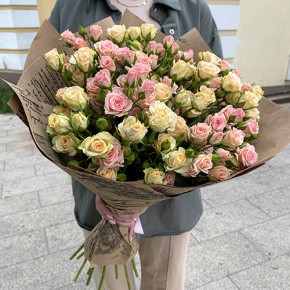 Букет из 19 кустовых роз в крафте (60 см) в Павловском Посаде