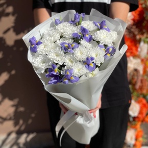 Букет из ирисов и хризантем в Павловском Посаде