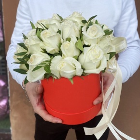 Композиция в шляпной коробке из 25 белых роз в Павловском Посаде