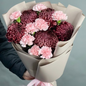 Букет из хризантем Бигоуди и розовых диантусов в Павловском Посаде