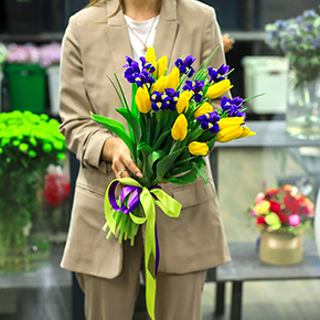 Букет из желтых тюльпанов с ирисами в Павловском Посаде