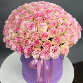 Композиция в шляпной коробке из 151 розы кения в Павловском Посаде