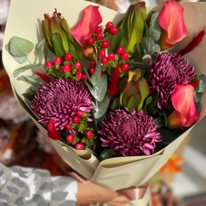 Букет "Элиза" из хризантем Бигоуди, гиперикума, сафари и калл в Павловском Посаде