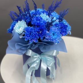 Композиция в шляпной коробке "Магия синего" из хризантем и конифера в Павловском Посаде