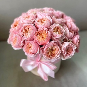 Композиция в шляпной коробке из кустовой пионовидной розы Джульетта в Павловском Посаде